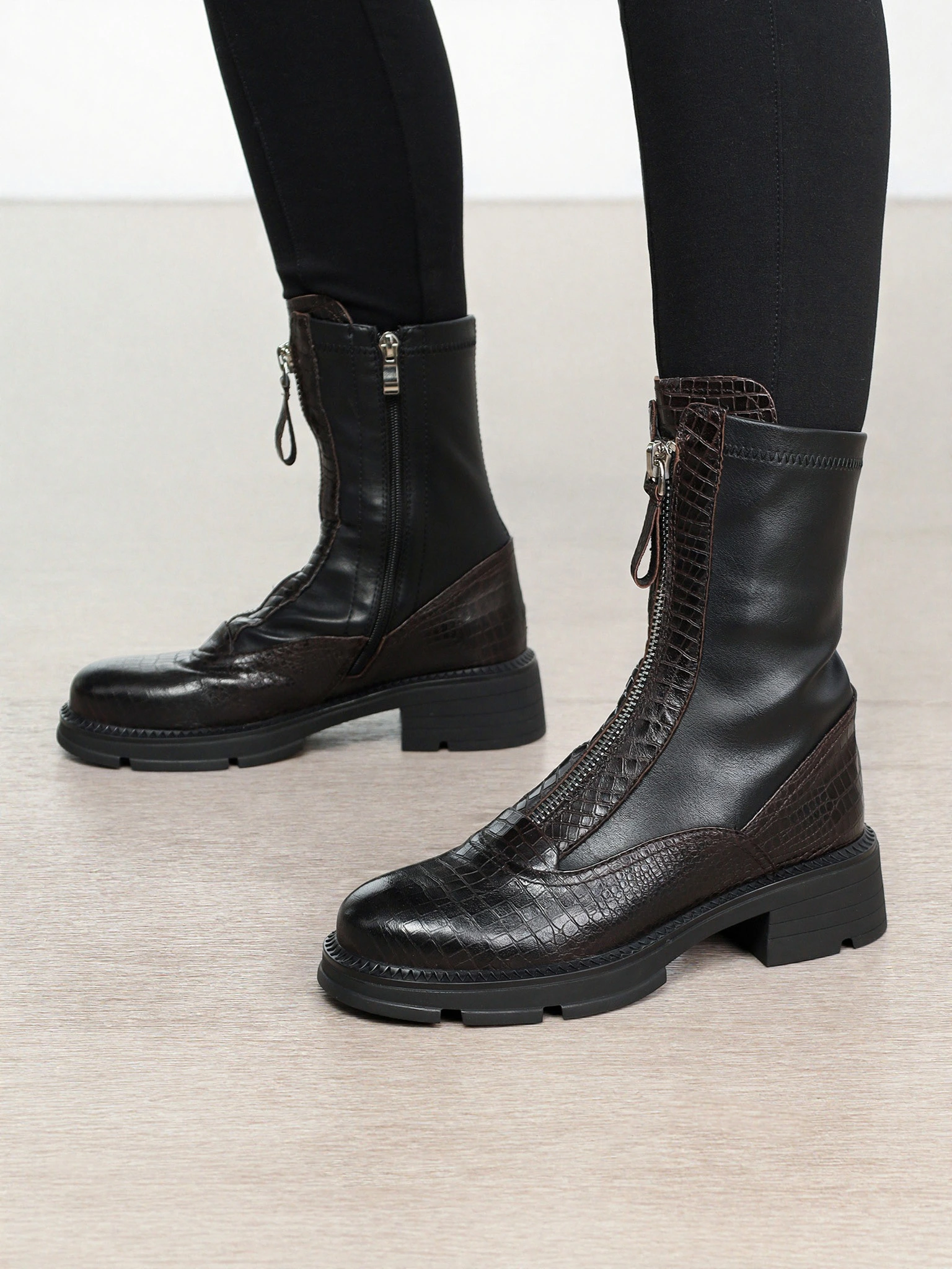 Ботинки черного цвета с декоративным замком на широком высоком каблуке